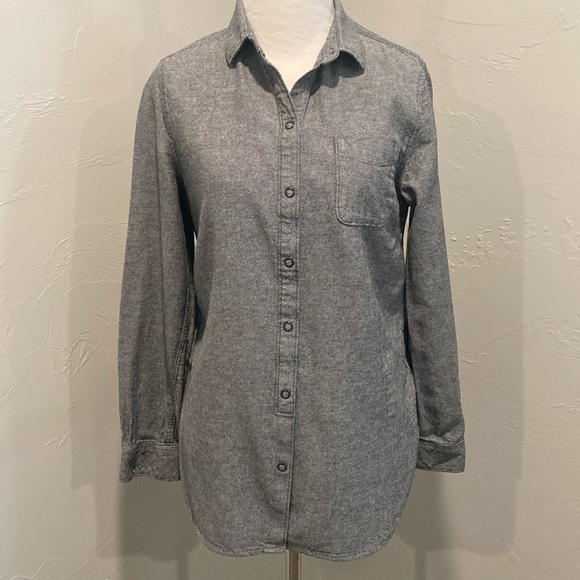 EUC, ladies grey snap front shirt. Size small - Picture 1 of 6